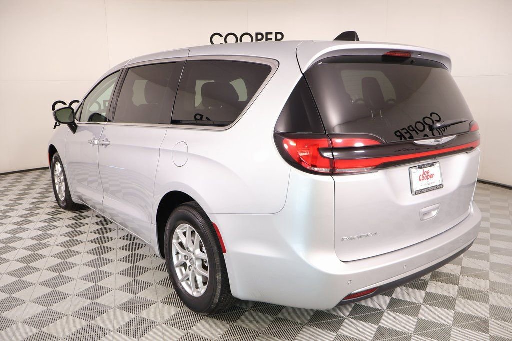 Used 2024 Chrysler Pacifica Touring-L FWD image 23