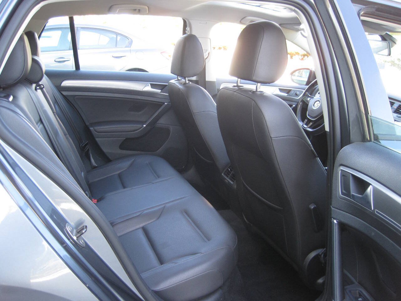 Used 2015 Volkswagen Golf S FWD image 25