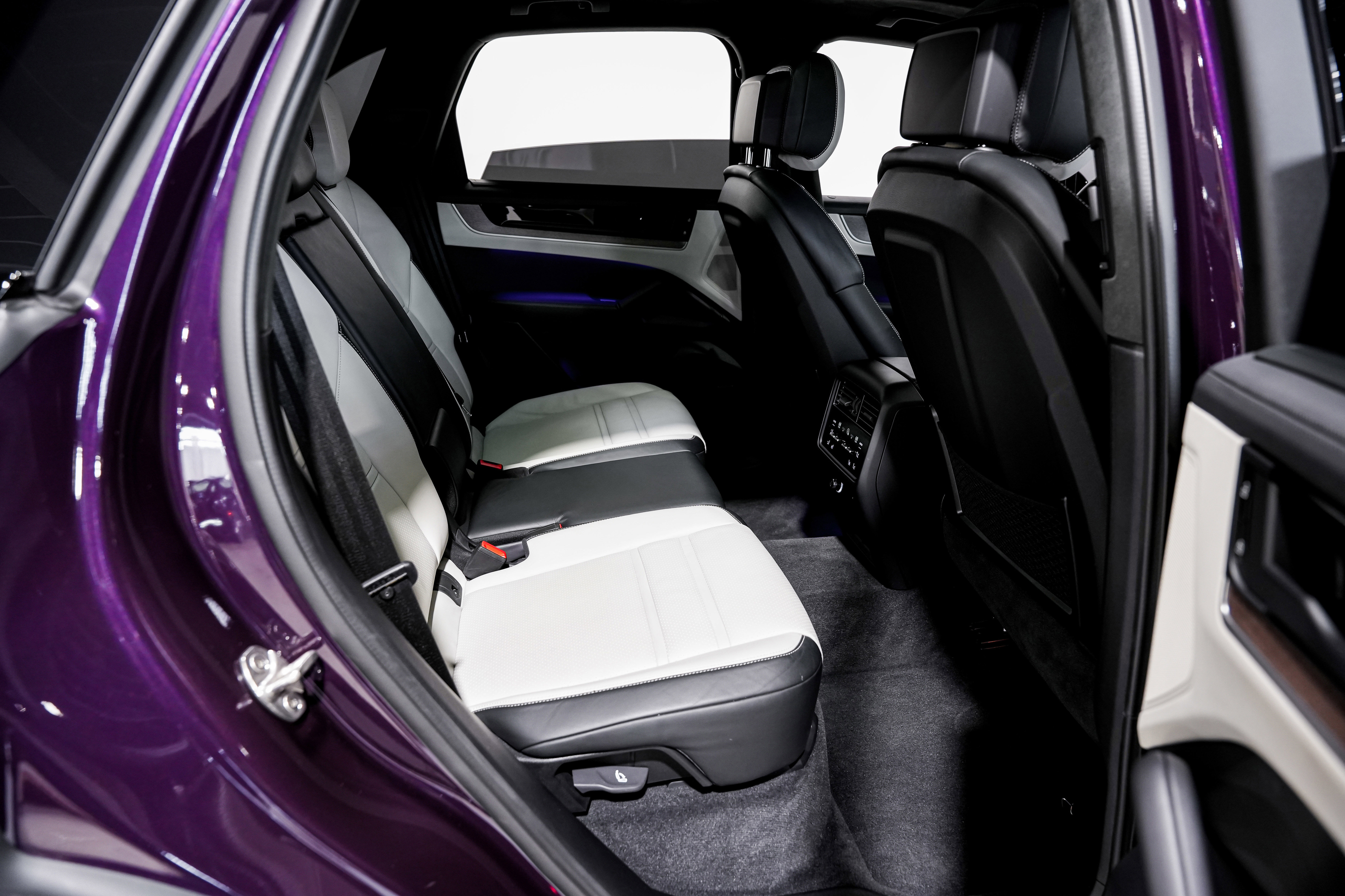 Used 2024 Porsche Cayenne S image 34