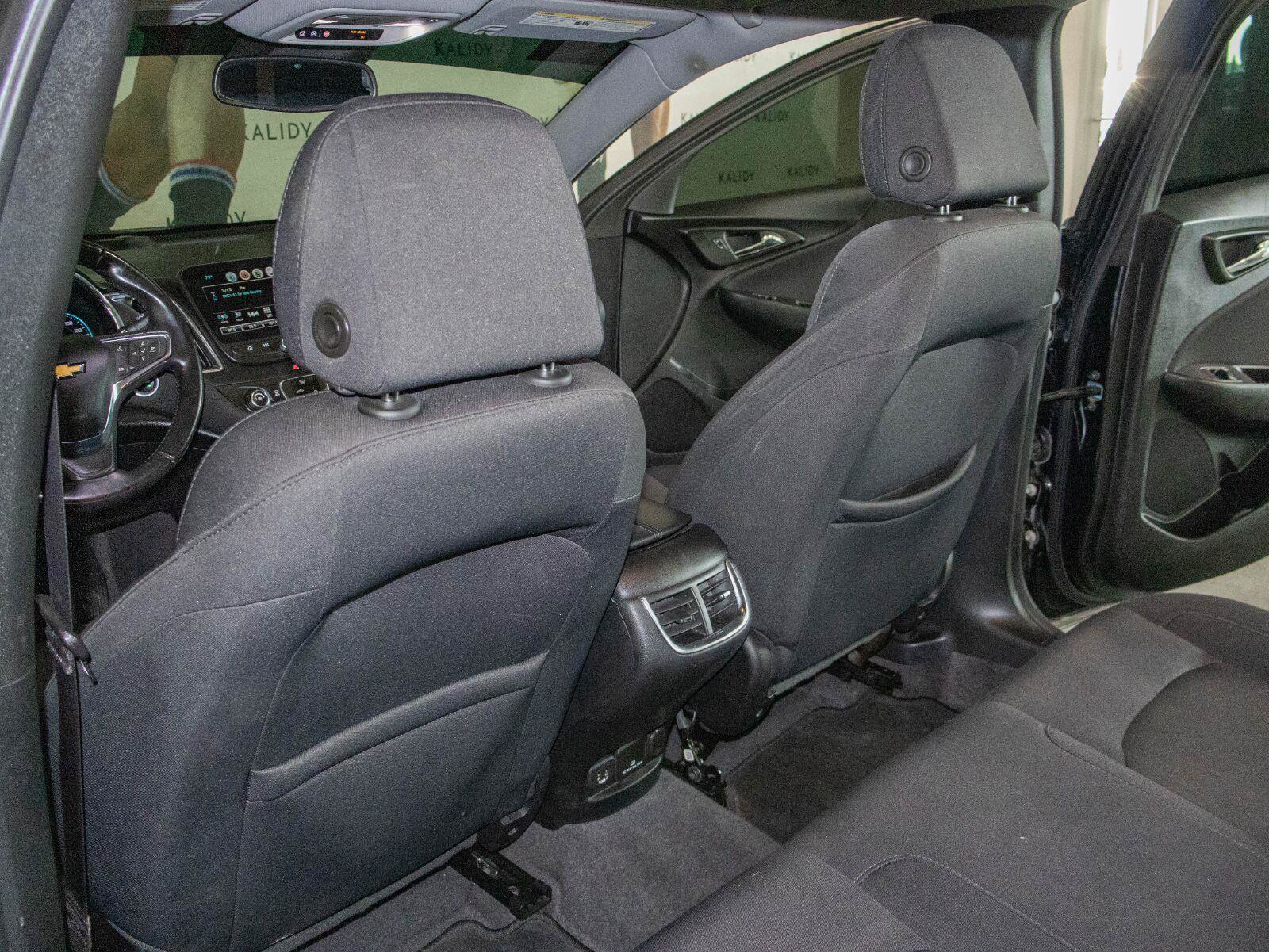 Used 2018 Chevrolet Malibu LT w/ Driver Confidence Package FWD image 9