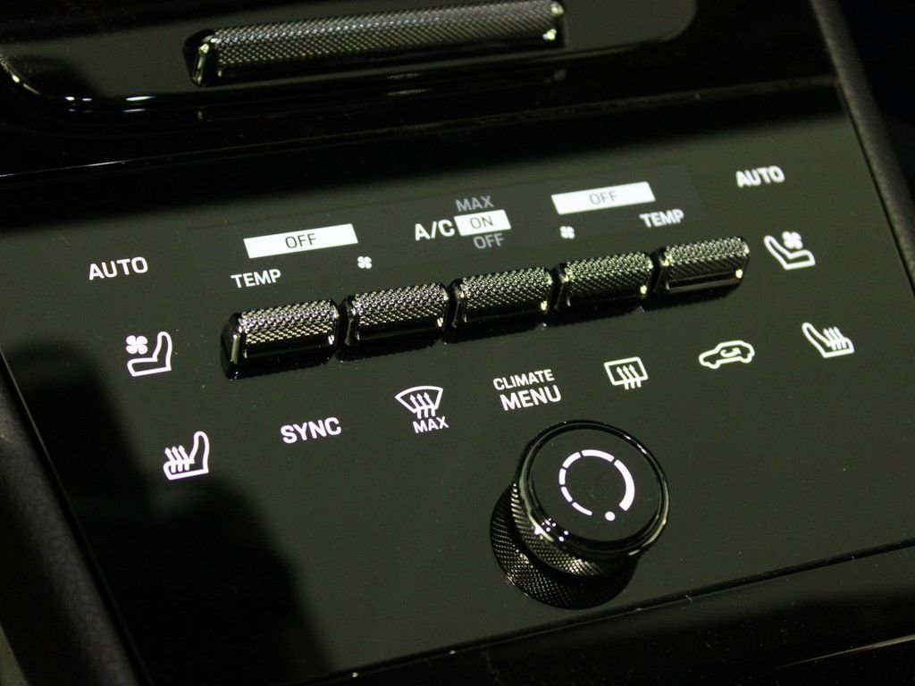 Certified 2025 Porsche Cayenne AWD/4WD image 32