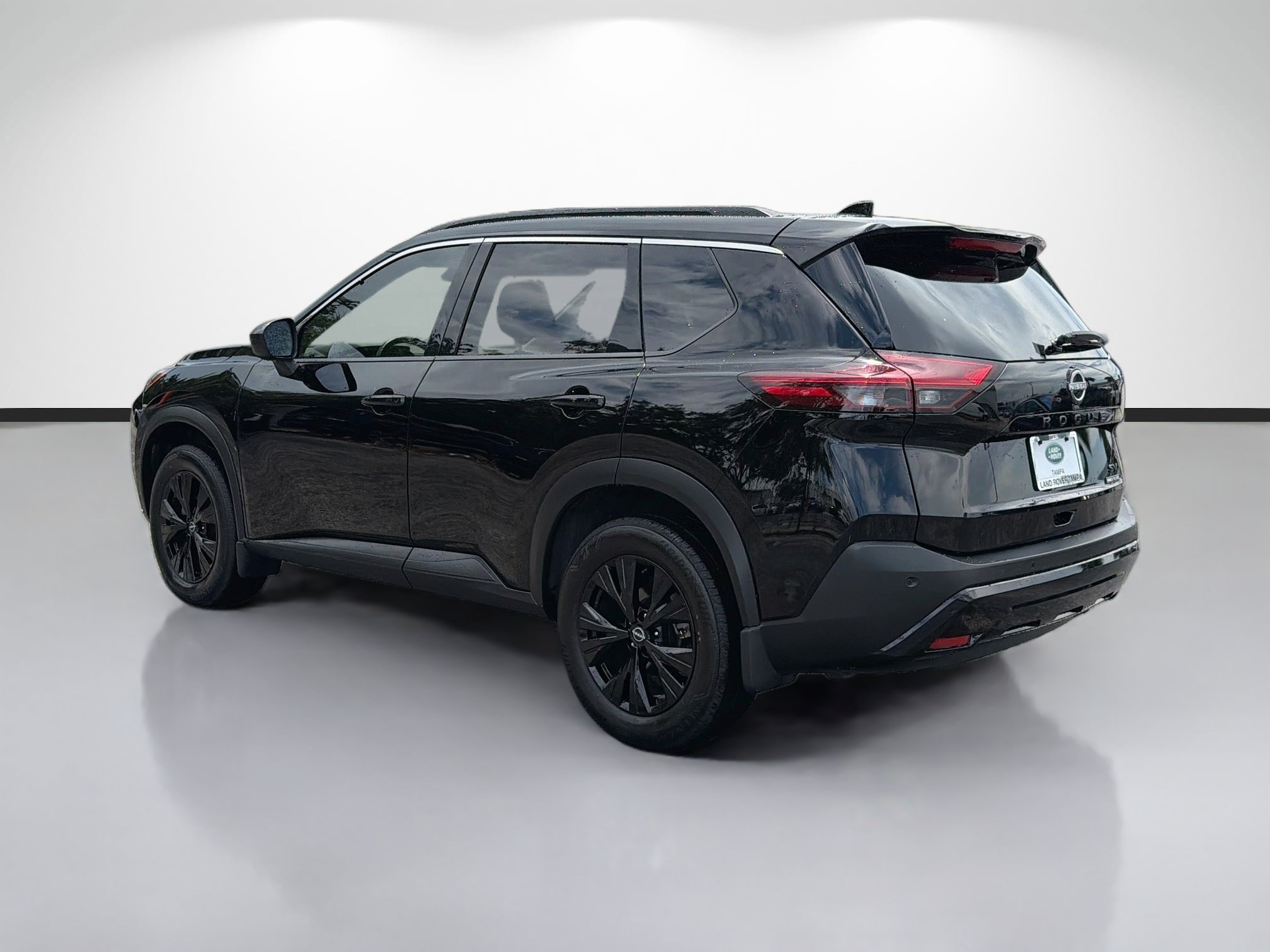 Used 2023 Nissan Rogue SV w/ SV Premium B Package FWD image 3