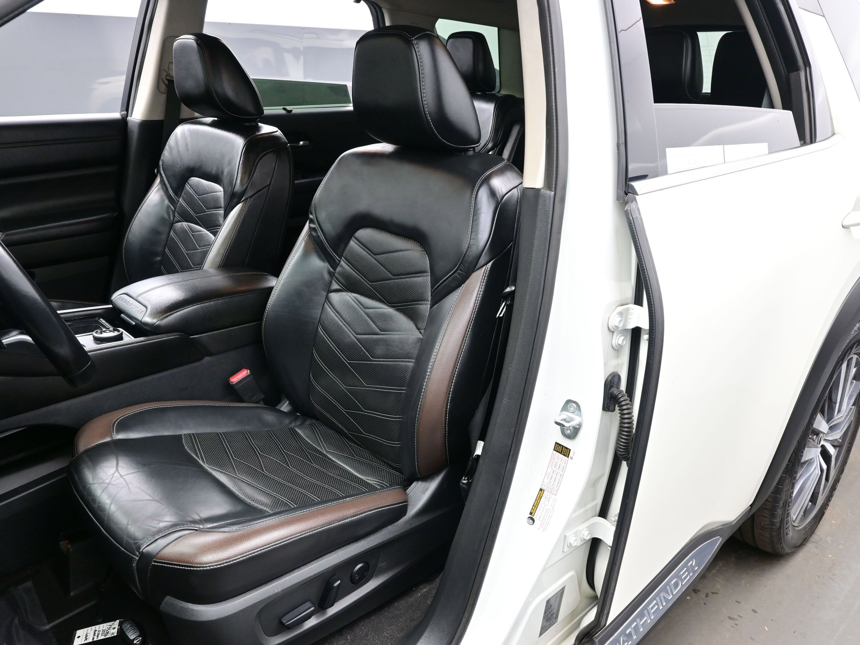 Used 2022 Nissan Pathfinder Platinum w/ Cargo Package image 12