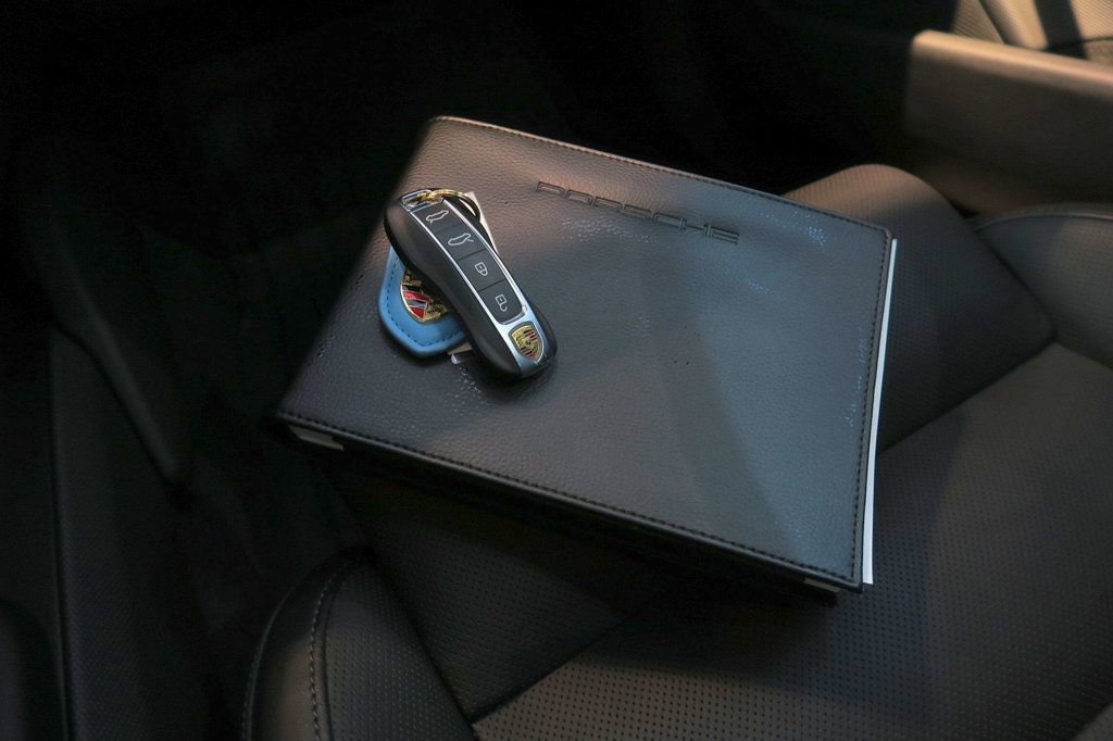 Used 2022 Porsche Taycan image 29