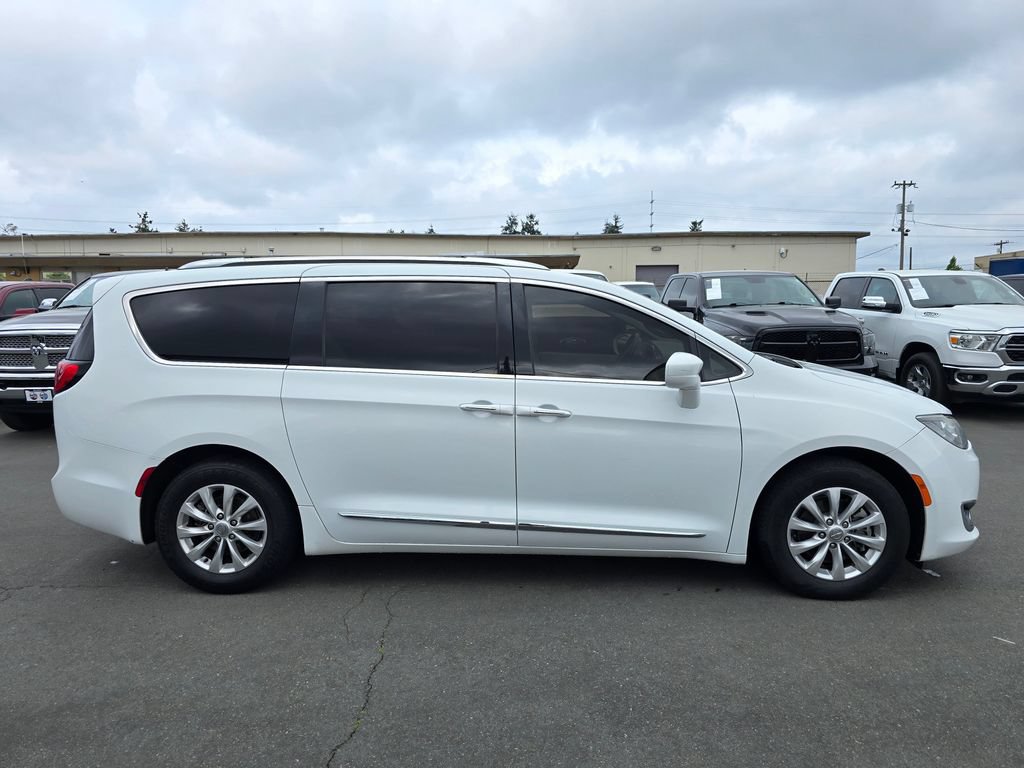 Used 2020 Chrysler Pacifica Touring-L FWD image 10