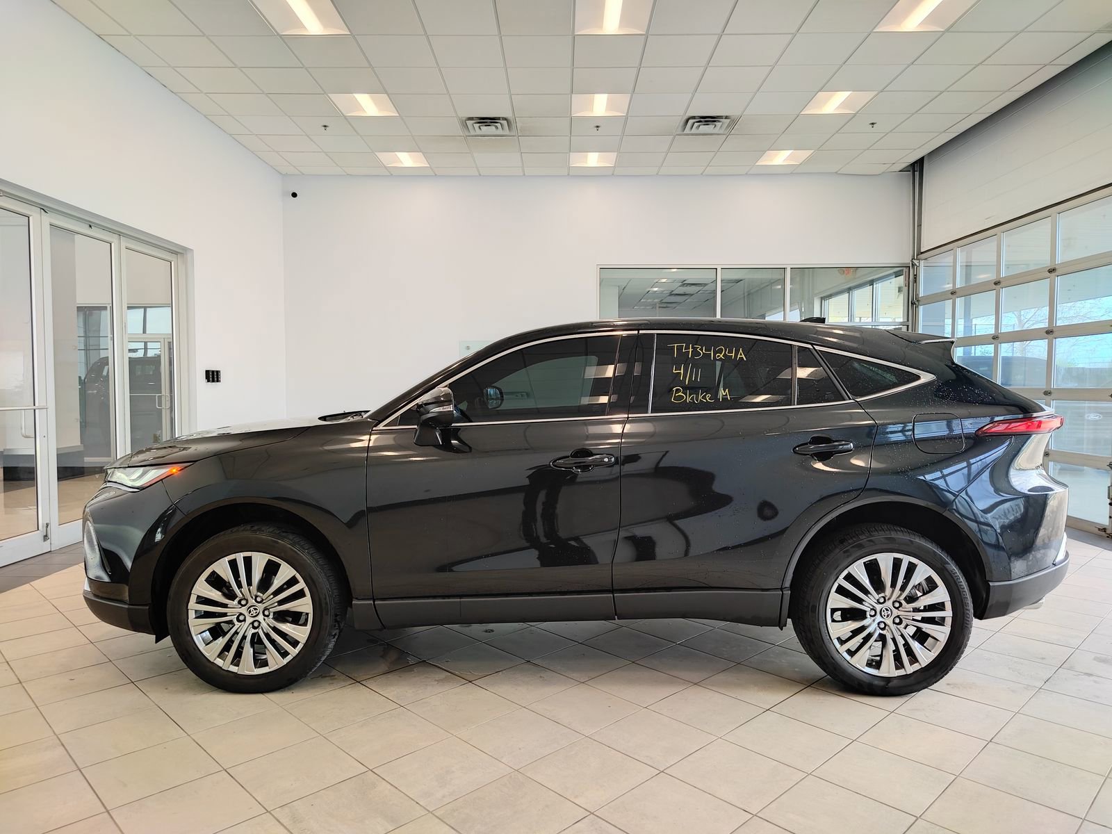 Used 2024 Toyota Venza Limited image 6