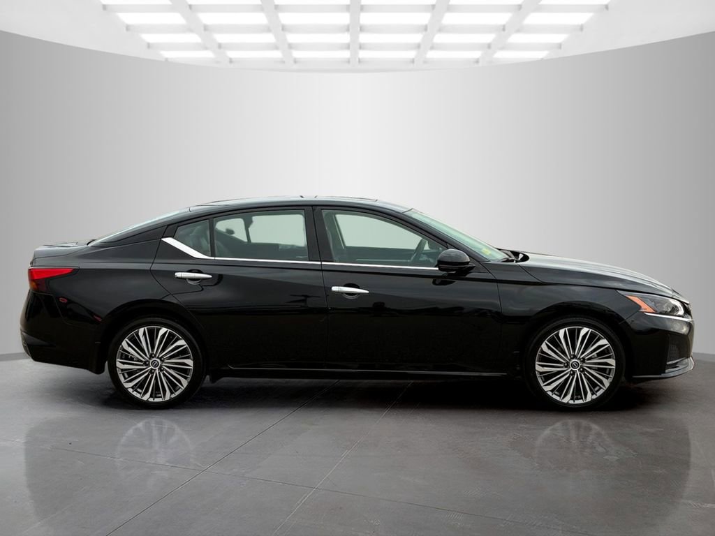 Used 2025 Nissan Altima 2.5 SL FWD image 4