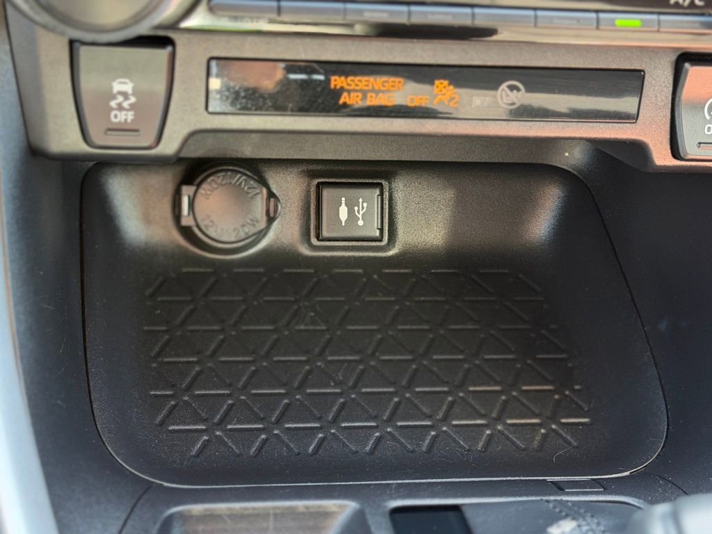 Used 2019 Toyota RAV4 LE AWD/4WD image 16