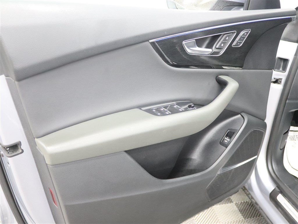 Used 2019 Audi Q8 Premium Plus w/ Premium Plus AWD/4WD image 16