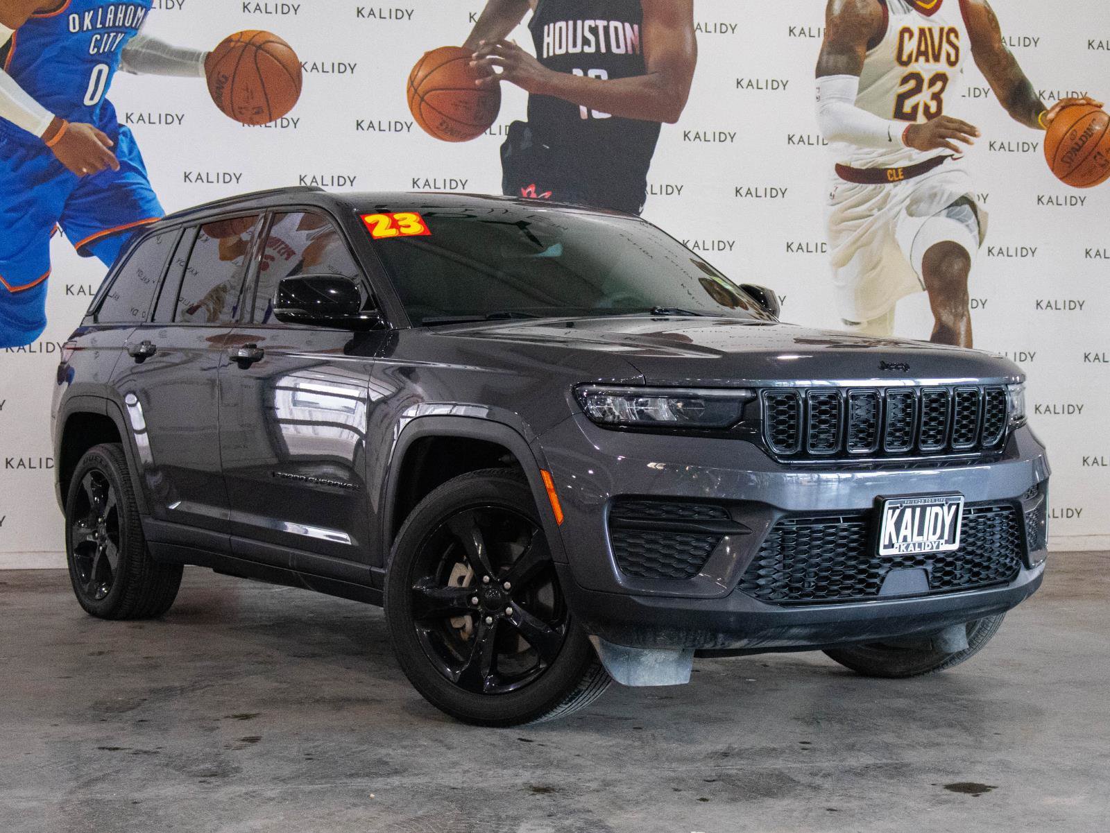 Used 2023 Jeep Grand Cherokee Altitude AWD/4WD image 2