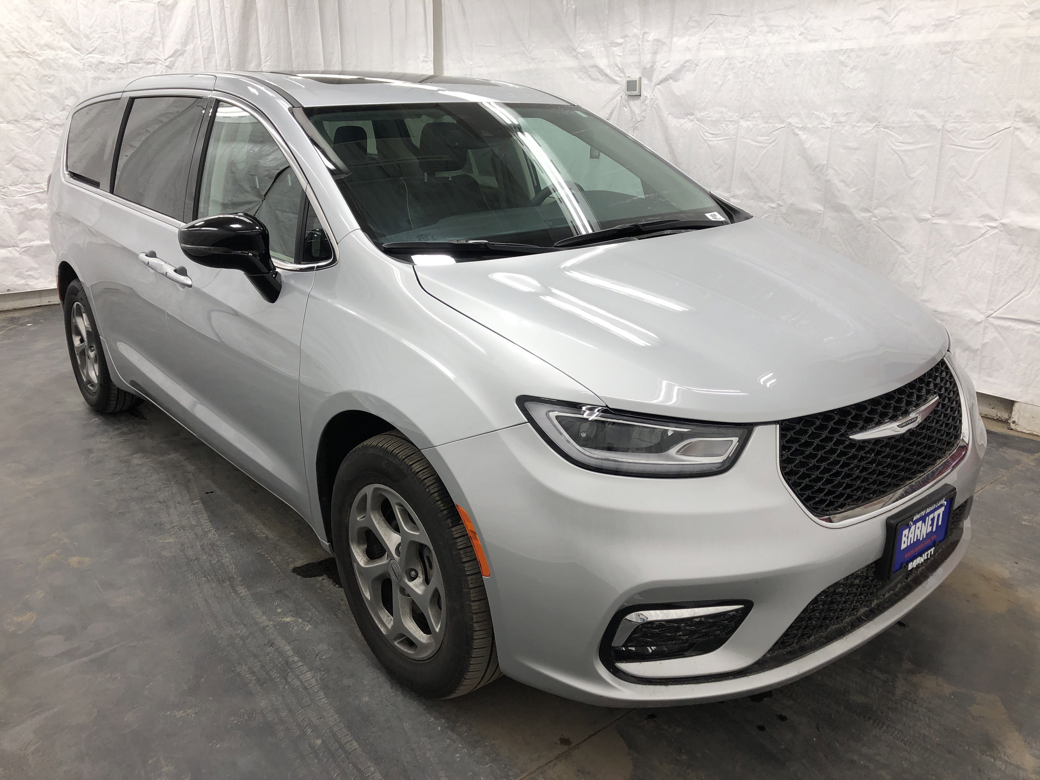 Certified 2024 Chrysler Pacifica Limited w/ Trailer Tow Group AWD/4WD image 4