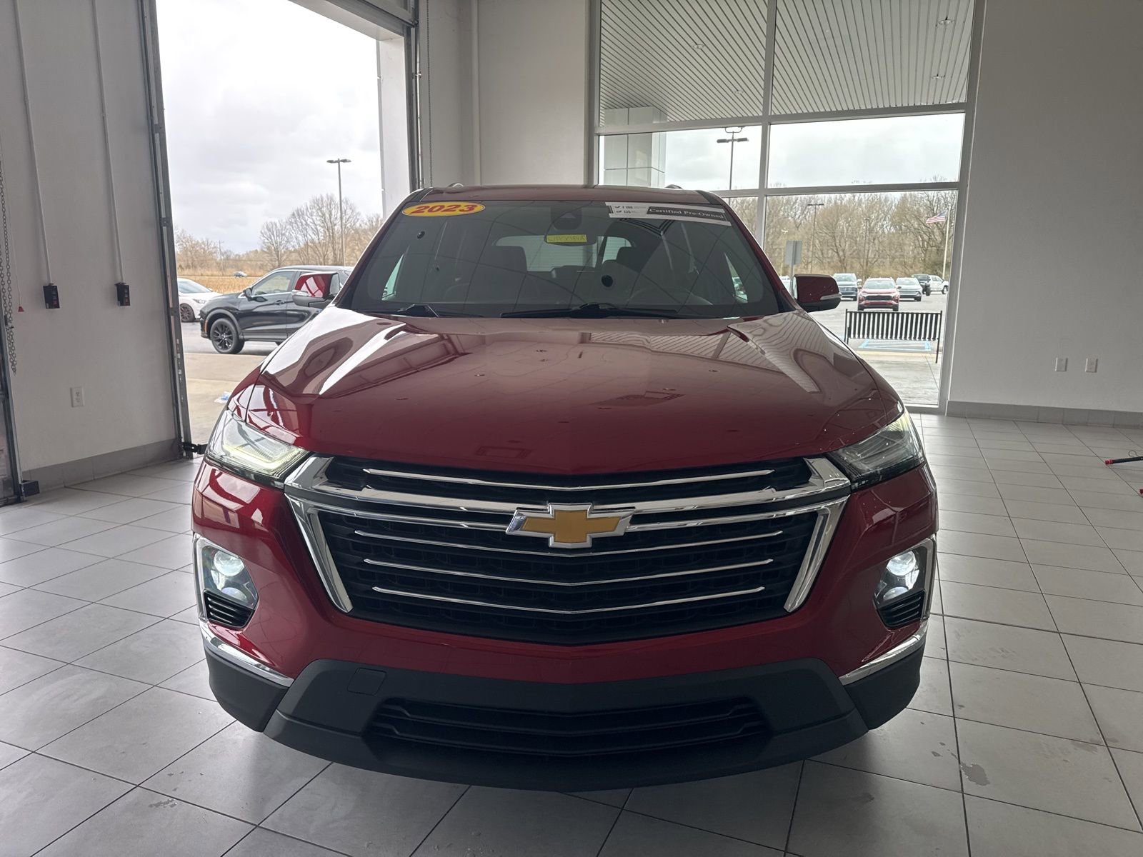 Used 2023 Chevrolet Traverse LT image 2