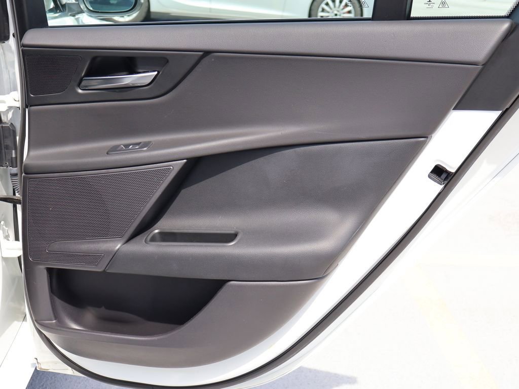 Used 2019 Jaguar XE Premium image 16