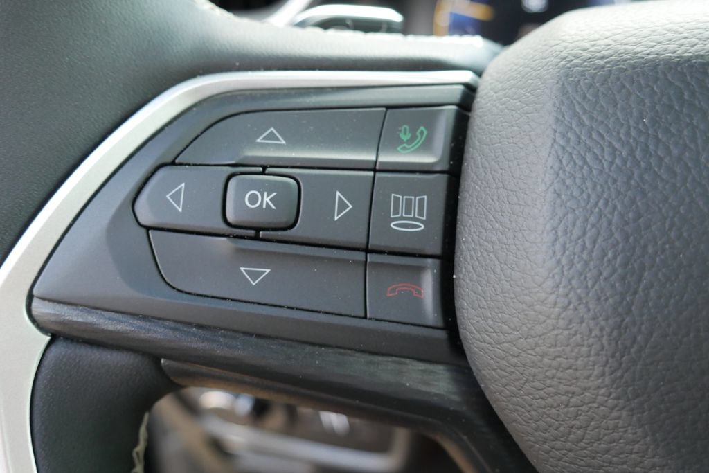 Used 2025 Jeep Grand Cherokee Laredo X w/ Luxury Tech Group I AWD/4WD image 15
