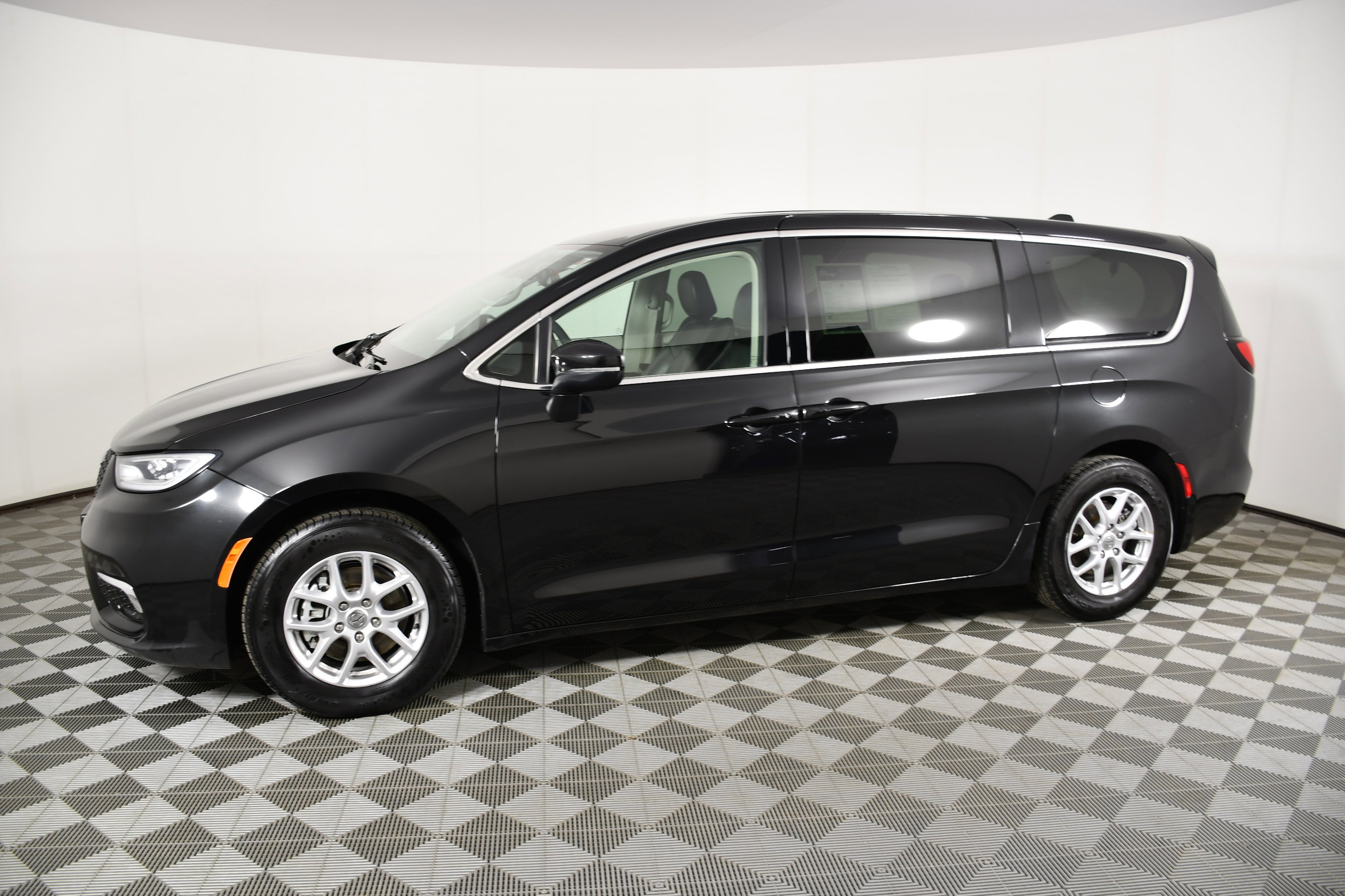 Used 2023 Chrysler Pacifica Touring-L image 9