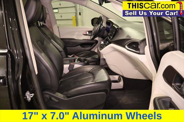 Used 2017 Chrysler Pacifica Touring-L FWD image 26