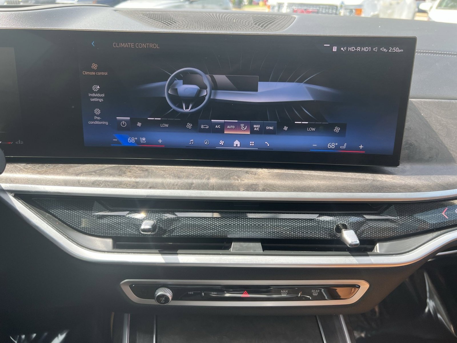 Used 2024 BMW X7 xDrive40i w/ Premium Package image 29