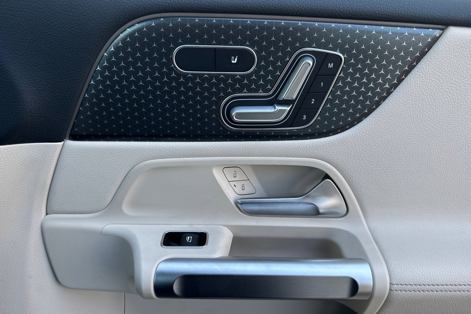 Used 2024 Mercedes-Benz EQB 250+ image 21