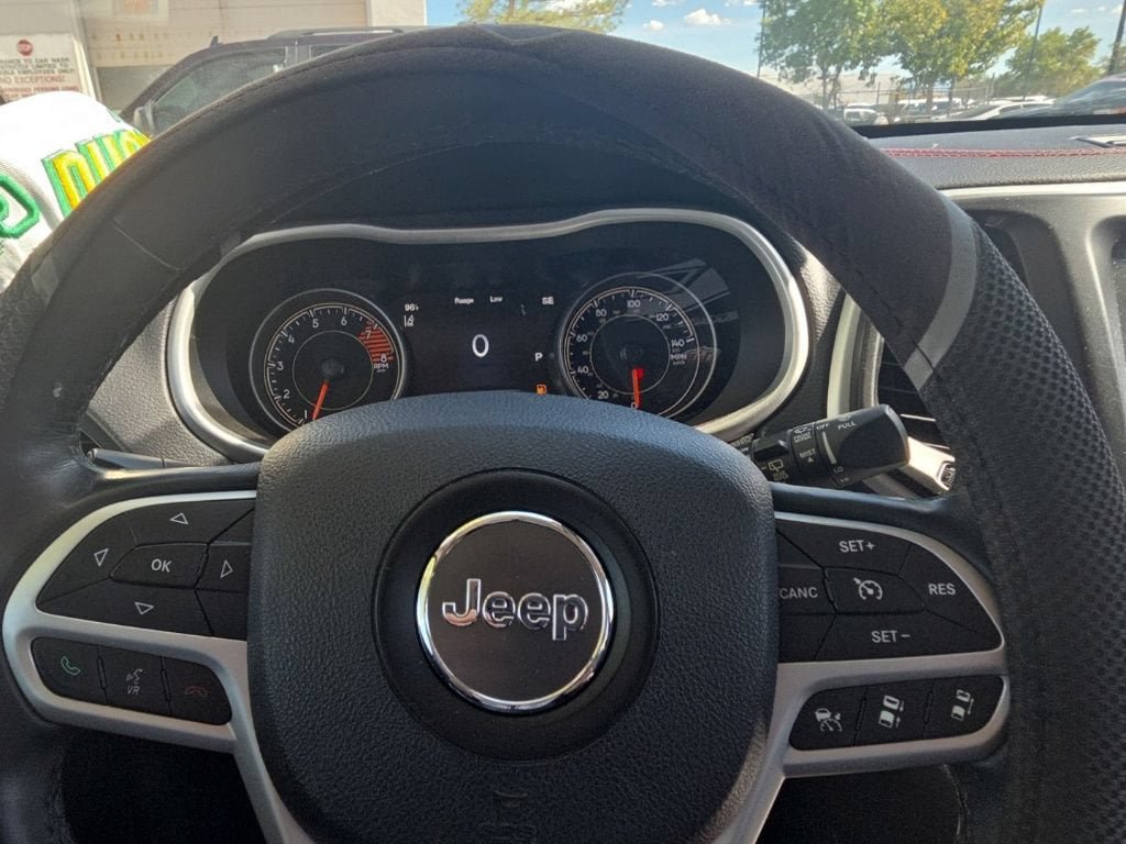 Used 2017 Jeep Cherokee Trailhawk AWD/4WD image 16