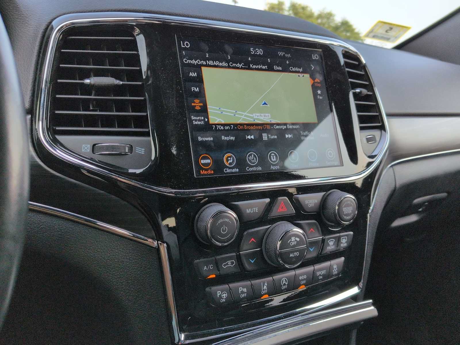 Used 2022 Jeep Grand Cherokee Limited w/ Tech Group AWD/4WD image 30