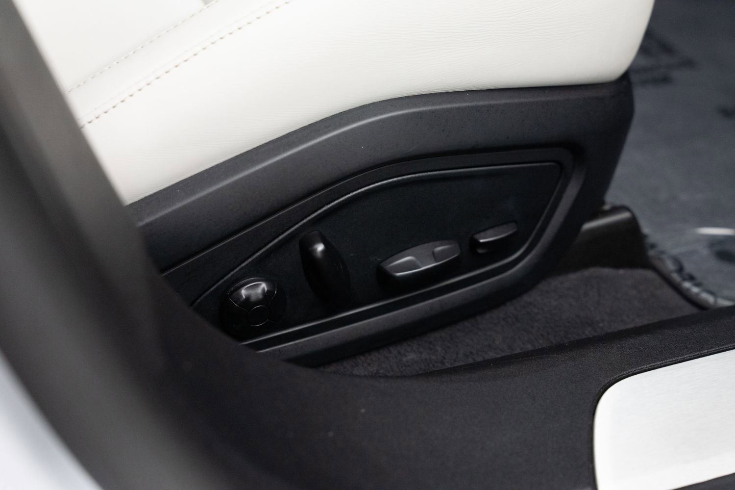 Used 2021 Porsche Taycan 4S w/ Premium Package image 28