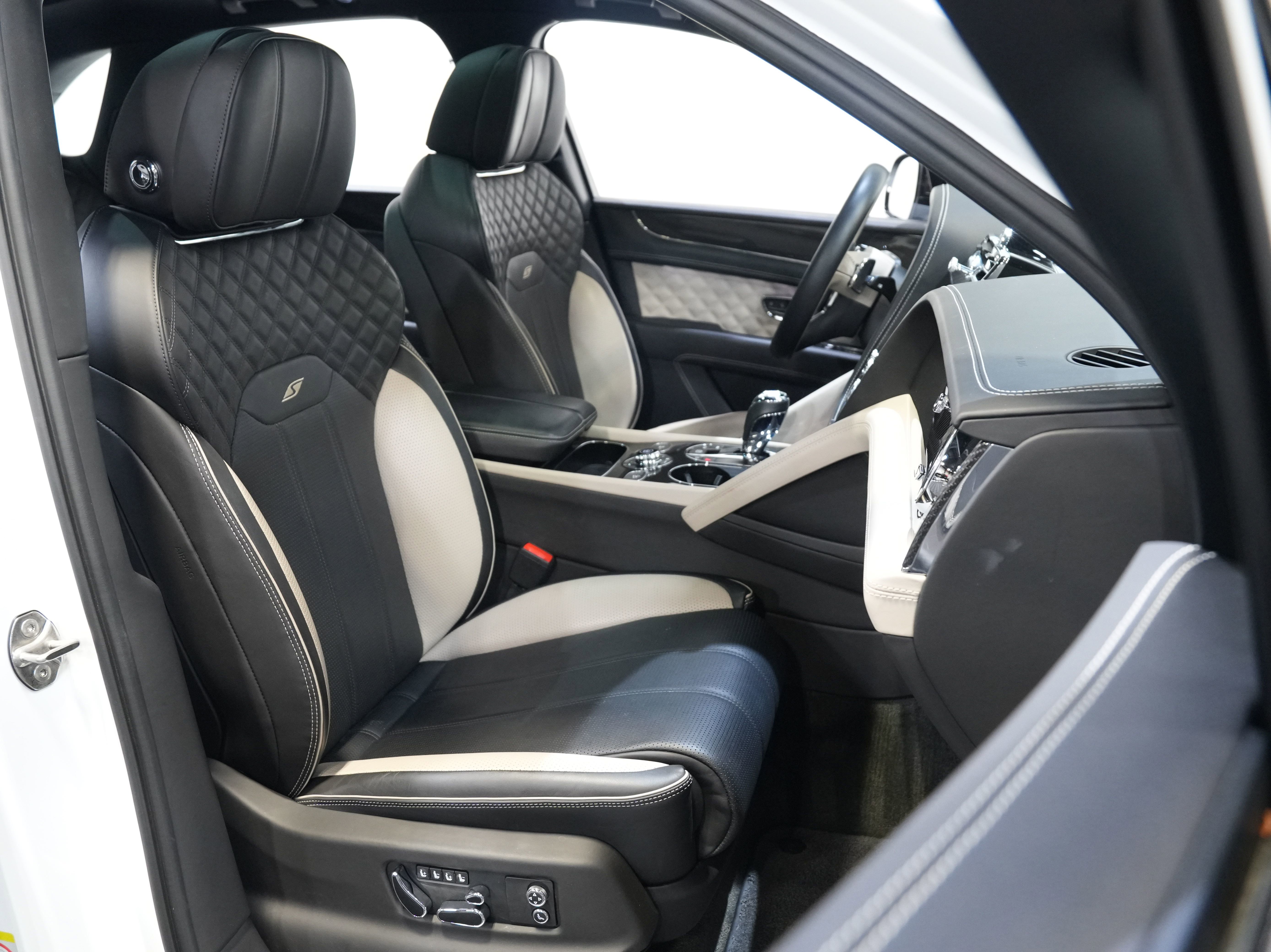 Used 2022 Bentley Bentayga image 32