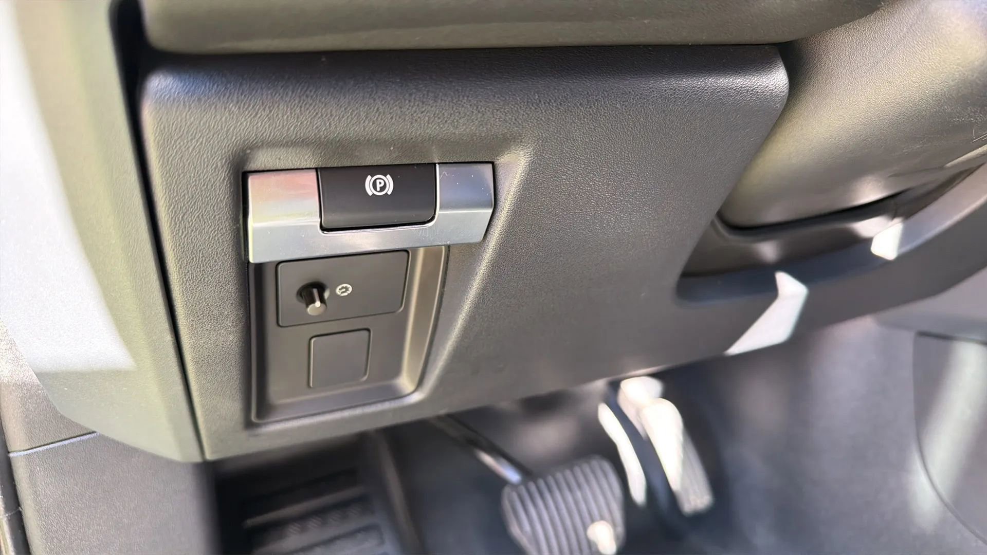 Used 2024 Land Rover Defender 130 X-Dynamic SE image 30
