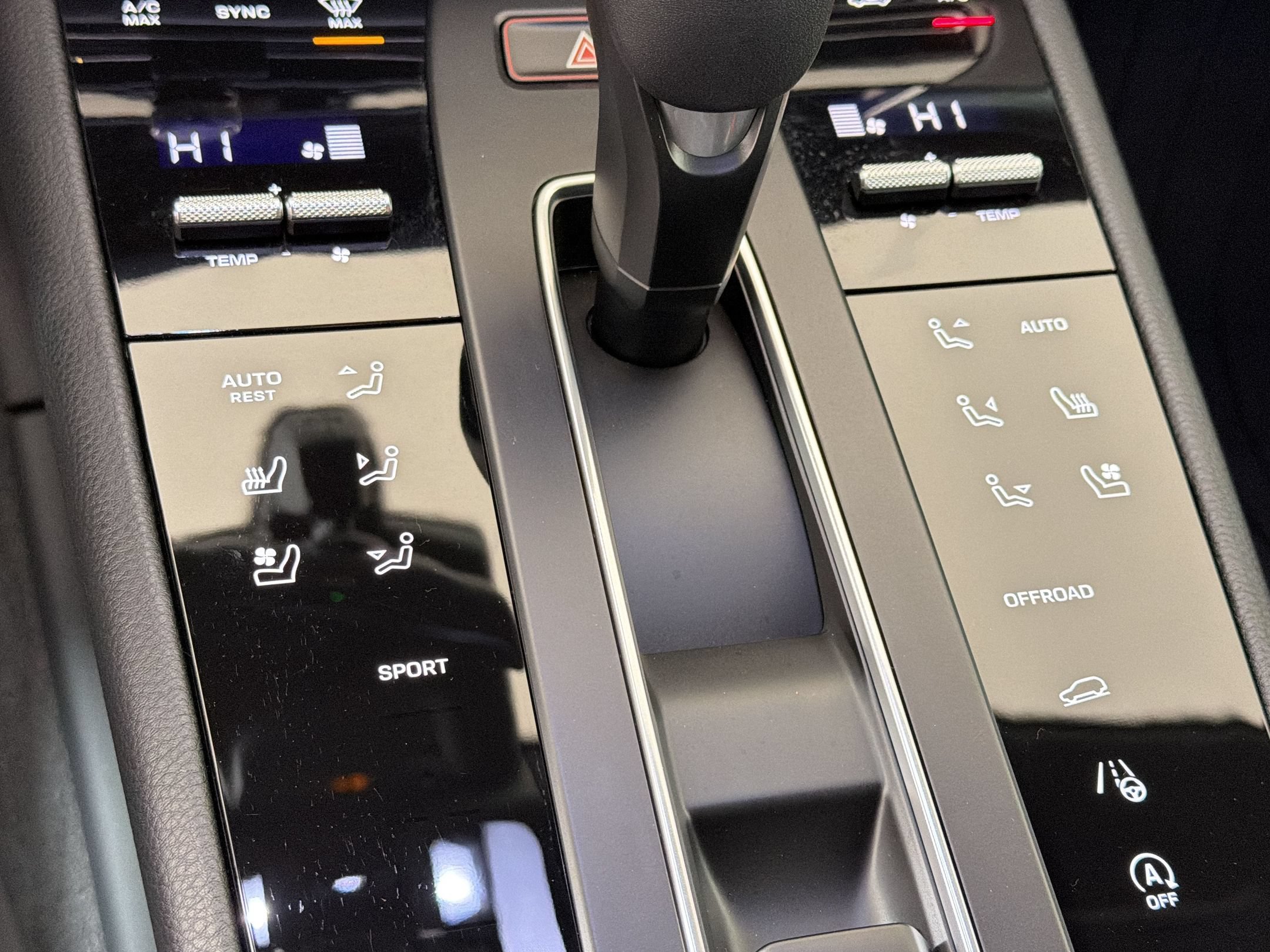 Certified 2025 Porsche Macan AWD/4WD image 21