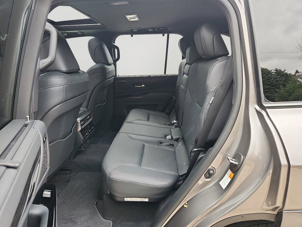 Used 2025 Lexus LX 600 4WD w/ Luxury Package image 8