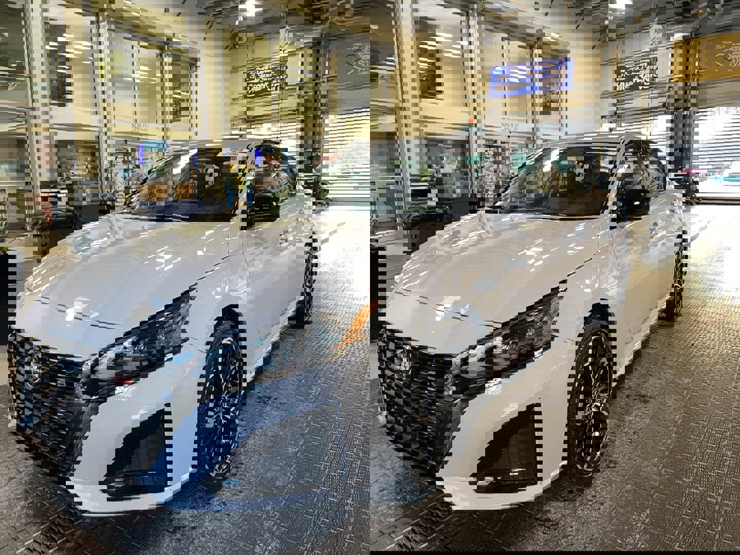 Used 2024 Nissan Altima 2.5 SR w/ SR Premium Package image 3