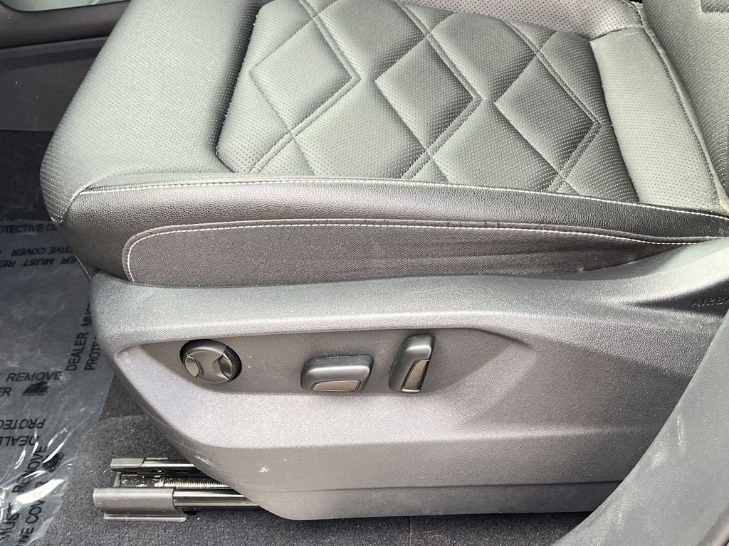 Used 2025 Volkswagen Atlas SE image 14