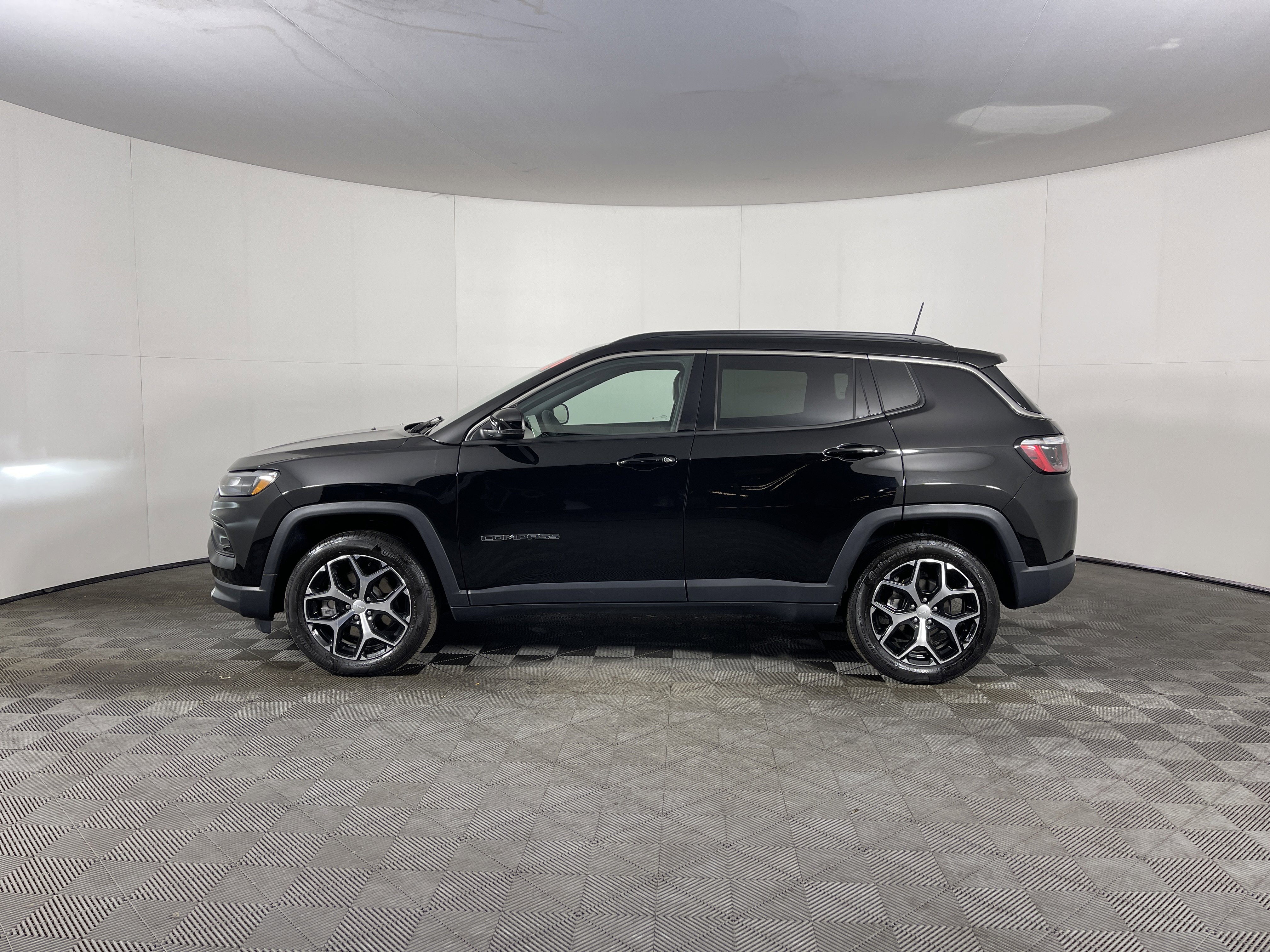 Used 2024 Jeep Compass Limited image 3