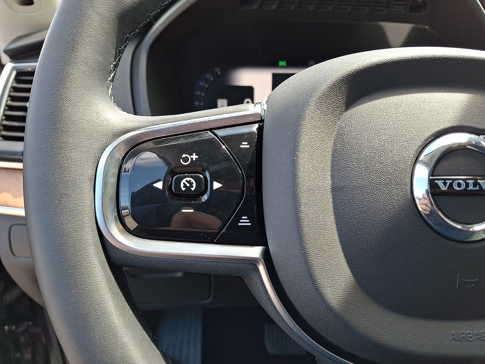 Certified 2024 Volvo XC90 B6 Plus AWD/4WD image 23