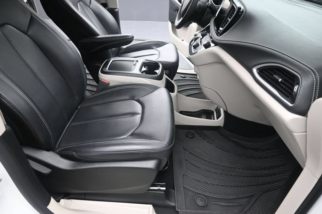 Used 2023 Chrysler Pacifica Touring-L AWD/4WD image 28