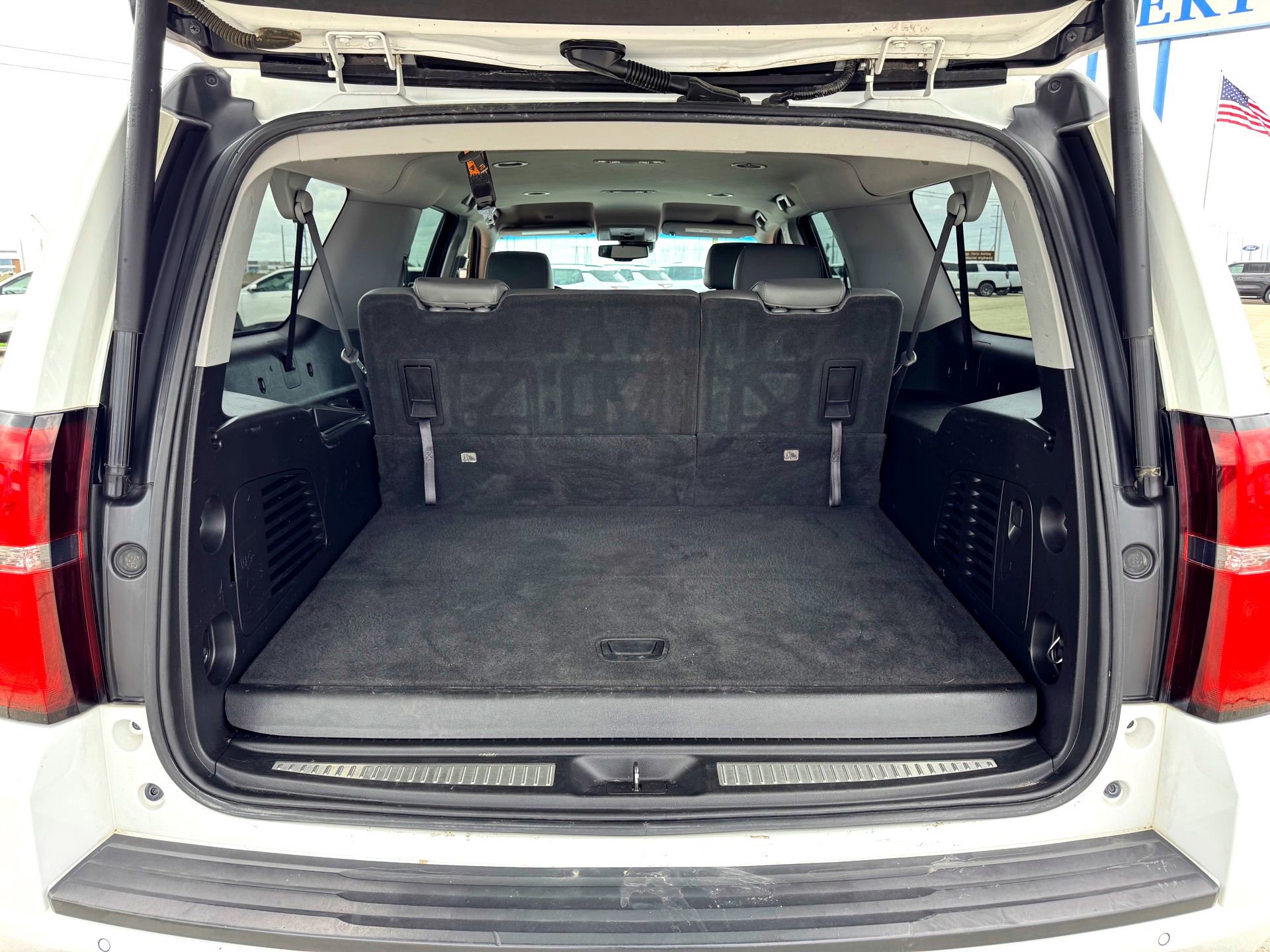 Used 2018 Chevrolet Suburban LT RWD image 8