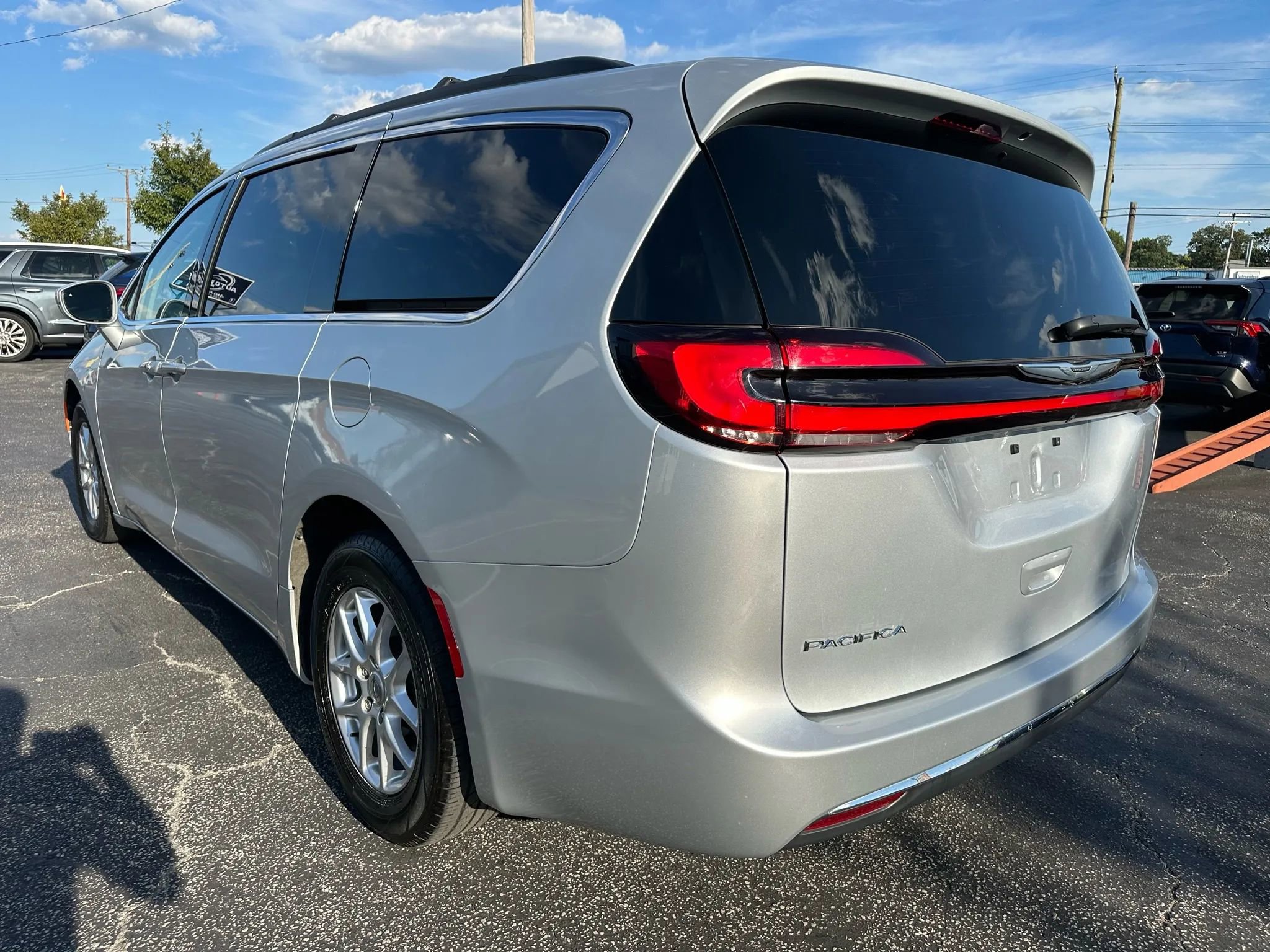 Used 2022 Chrysler Pacifica Touring-L image 9