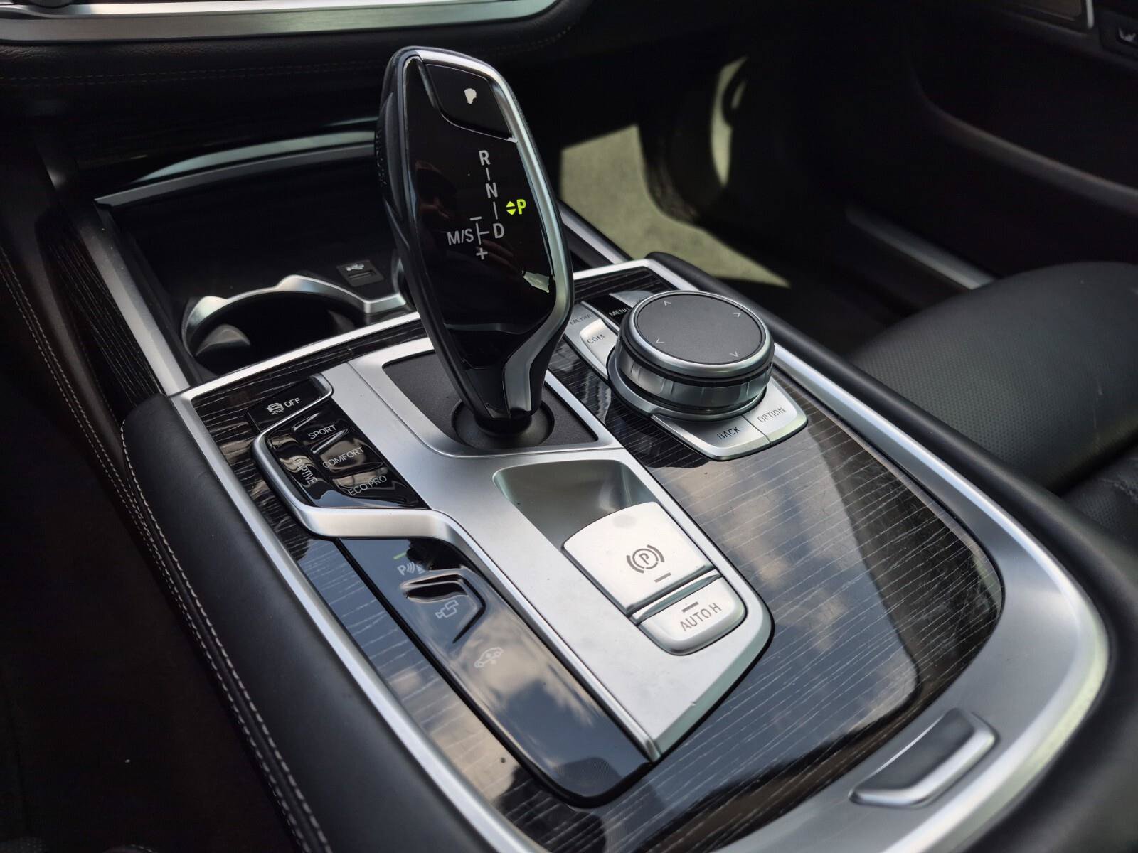 Used 2022 BMW 740i w/ Premium Package RWD image 29