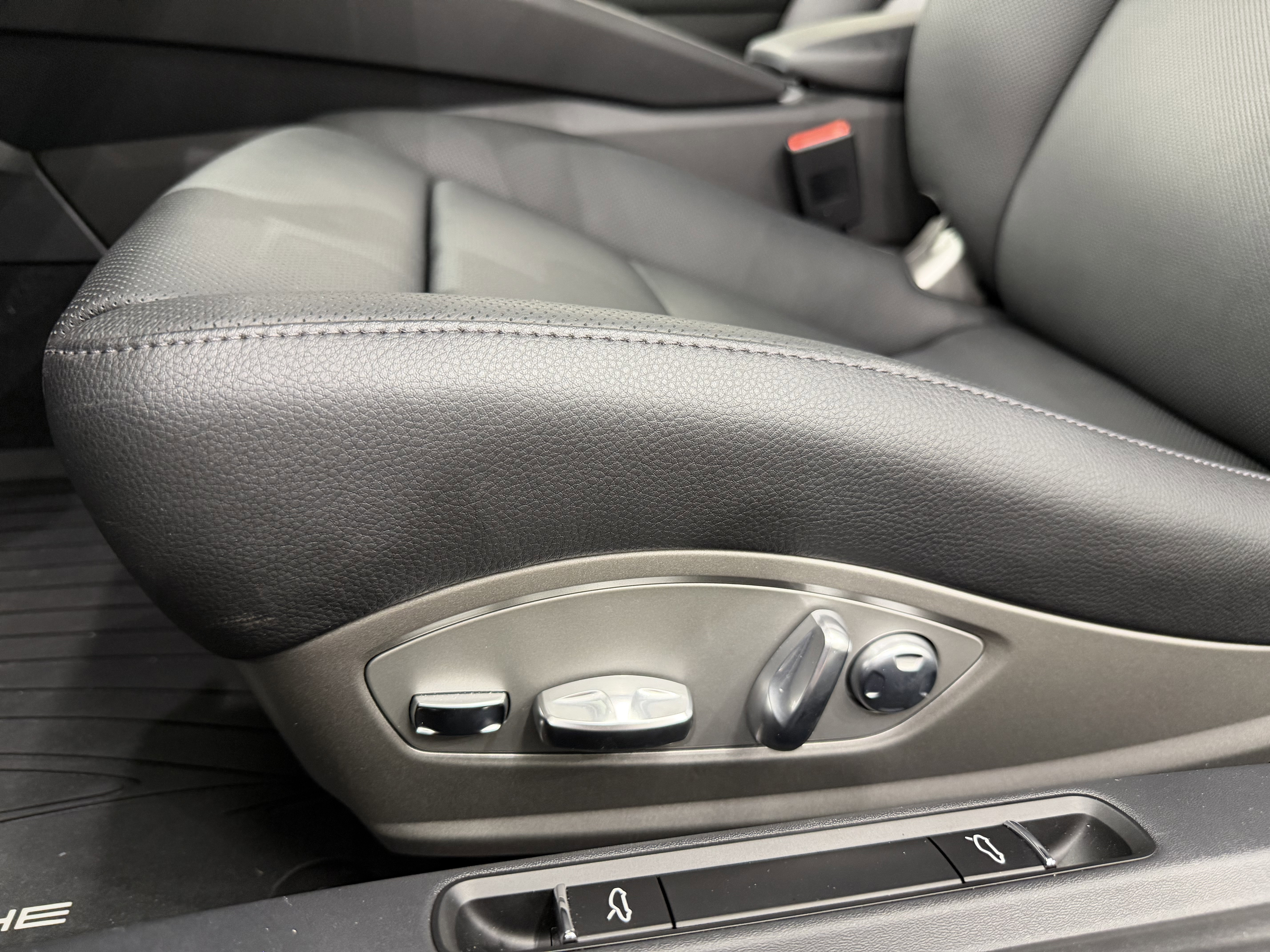 Certified 2025 Porsche 718 Cayman RWD image 28