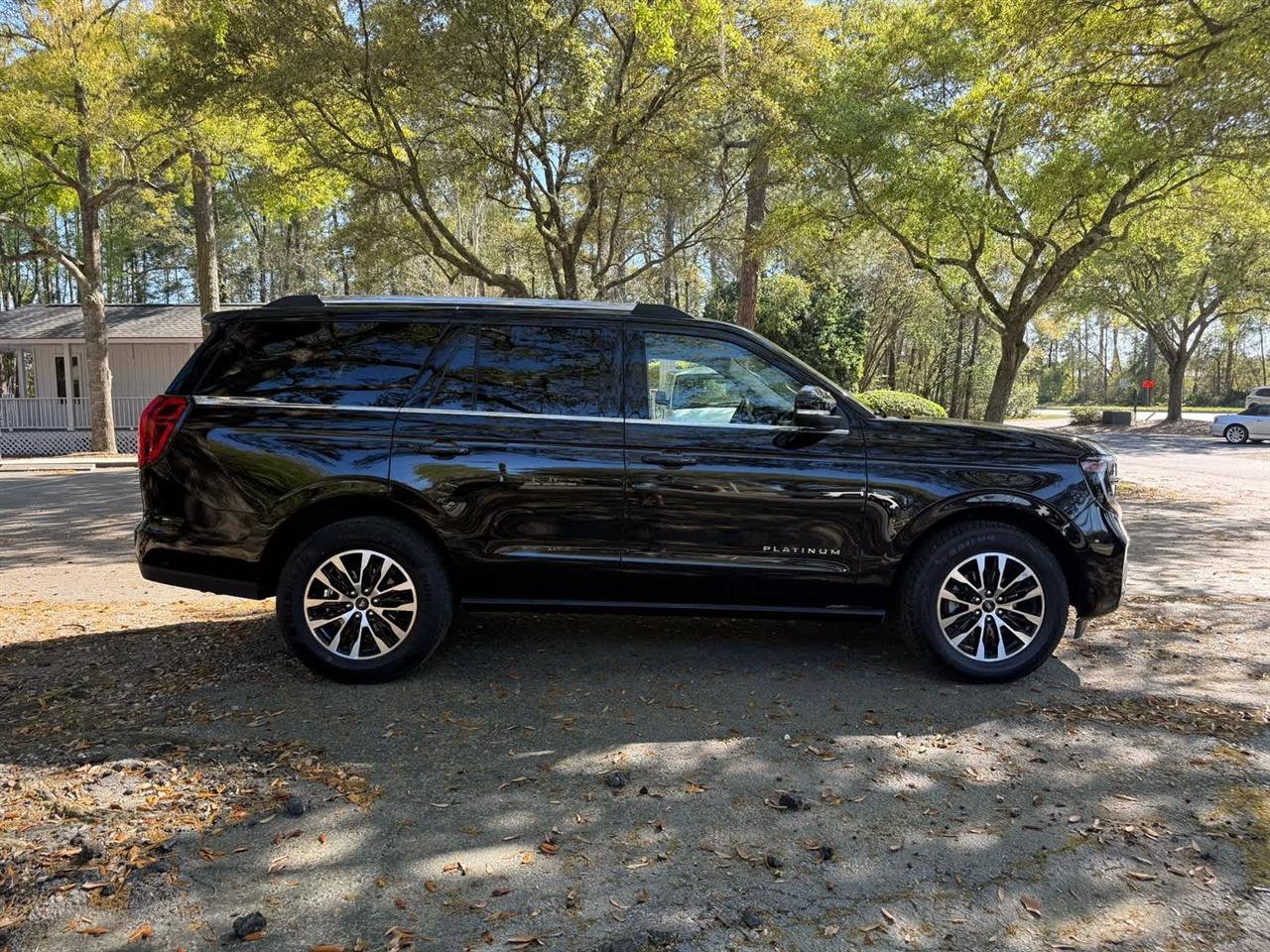 Used 2025 Ford Expedition Platinum image 4