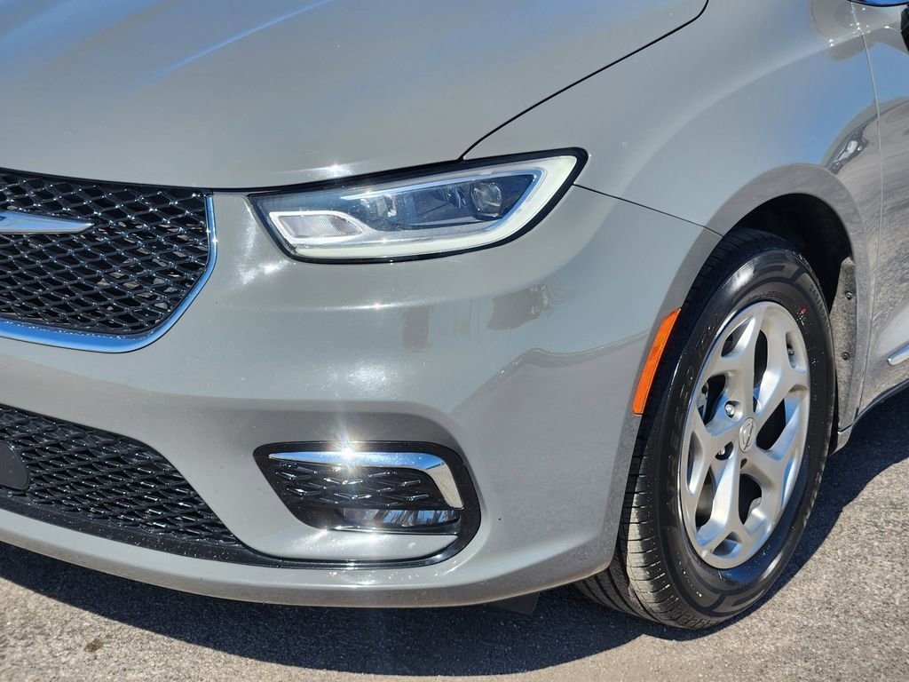 Used 2023 Chrysler Pacifica Limited image 10