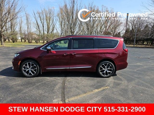 Used 2022 Chrysler Pacifica Limited w/ Uconnect Theater Family Group