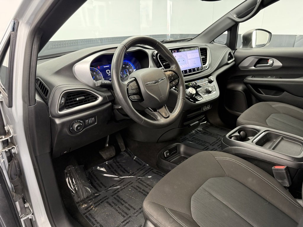 Used 2023 Chrysler Pacifica Touring image 40