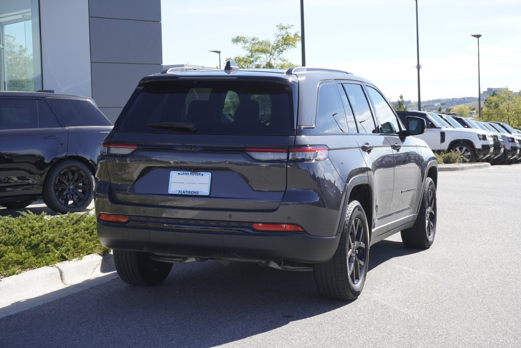 Used 2024 Jeep Grand Cherokee Altitude AWD/4WD image 2