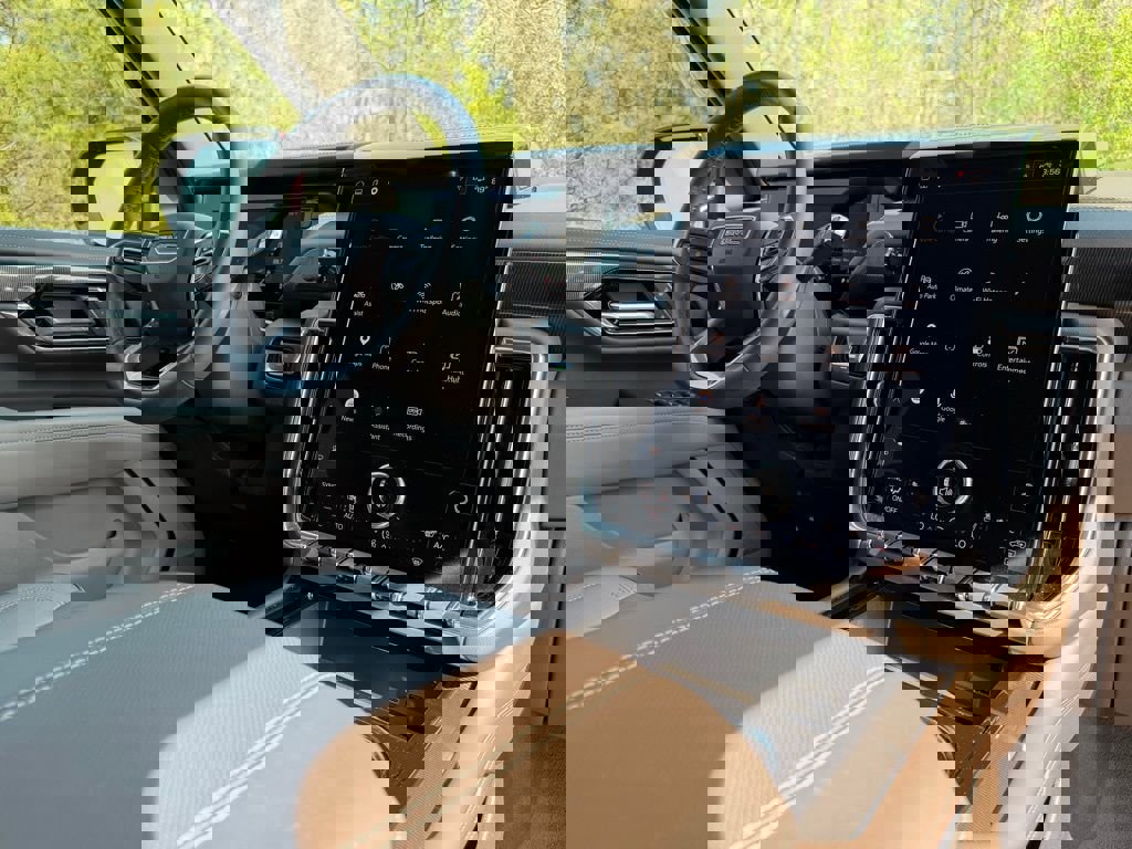 Used 2025 GMC Yukon Elevation w/ Elevation Premium Package image 14