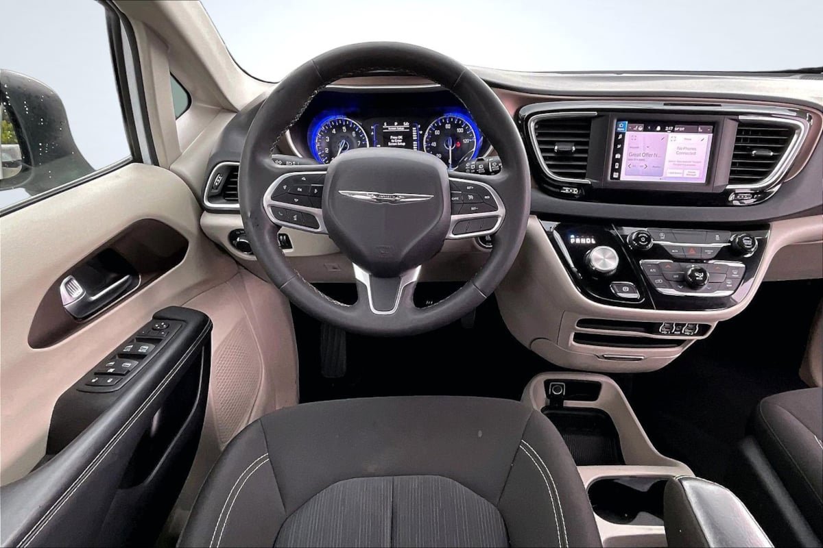 Used 2023 Chrysler Voyager LX FWD image 5