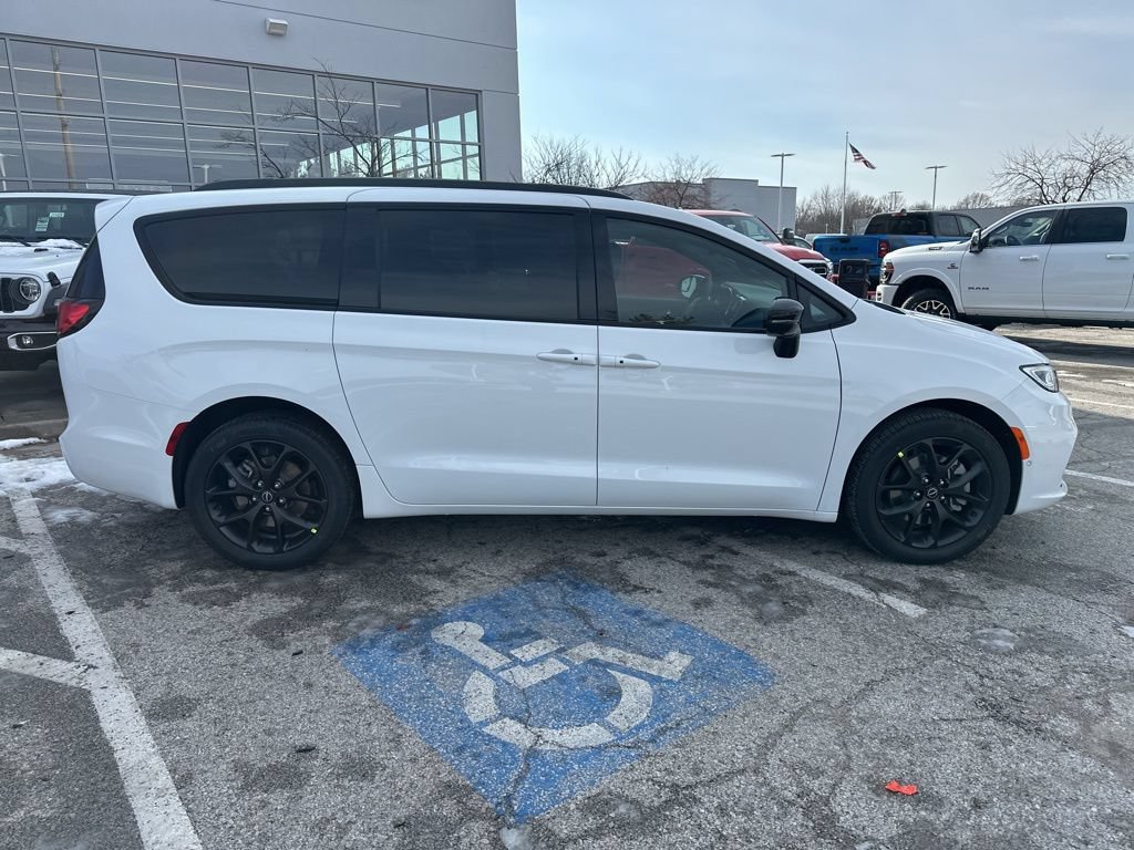 New 2026 Chrysler Pacifica Select AWD/4WD image 38