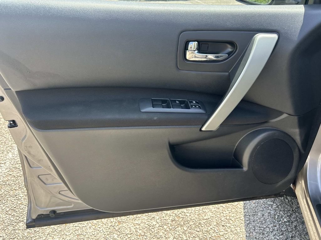 Used 2012 Nissan Rogue SV FWD image 17