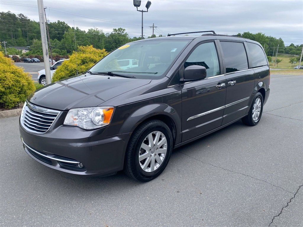 Used 2015 Chrysler Town & Country Touring w/ Driver Convenience Group FWD image 3