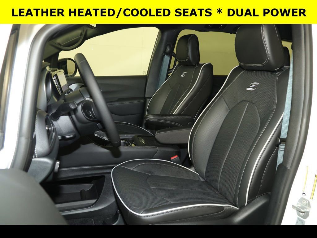 New 2026 Chrysler Pacifica Limited w/ S Appearance Package image 4