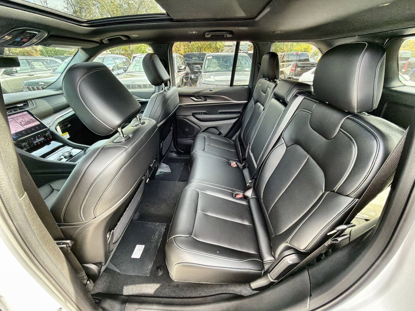 New 2025 Jeep Grand Cherokee Limited w/ Luxury Tech Group II image 25